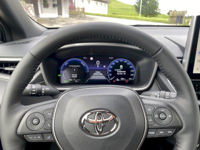 Toyota COROLLA CROSS  1.8 Hybrid (140 hp) e-CVT Luxury + Style pack