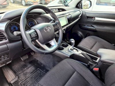 Toyota Hilux 2.4 D-4D Double Cab SR5 4x4 aut + Navi + Park + Safety